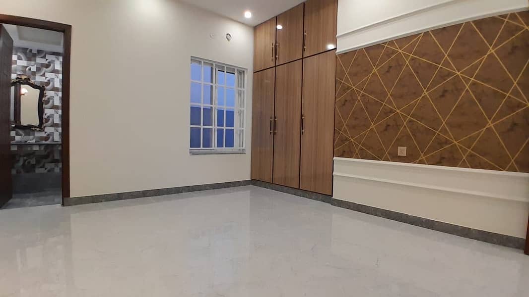 BRAND NEW HOUSE VERY BEAUTIFUL 8 MARLA HOUSE NEXT TO TAUHEED PARK NEAR JAMIA MASJID IN C BLOCK 3