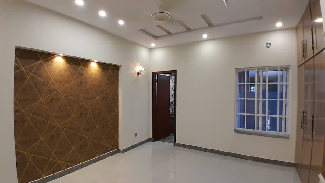 BRAND NEW HOUSE VERY BEAUTIFUL 8 MARLA HOUSE NEXT TO TAUHEED PARK NEAR JAMIA MASJID IN C BLOCK 7