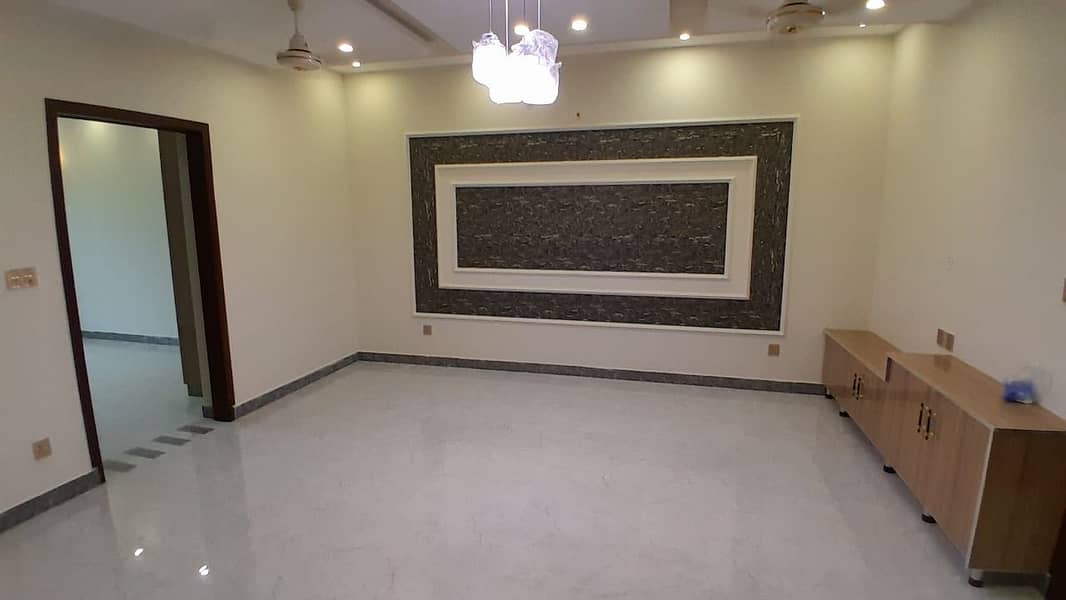 BRAND NEW HOUSE VERY BEAUTIFUL 8 MARLA HOUSE NEXT TO TAUHEED PARK NEAR JAMIA MASJID IN C BLOCK 10