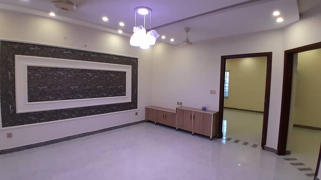 BRAND NEW HOUSE VERY BEAUTIFUL 8 MARLA HOUSE NEXT TO TAUHEED PARK NEAR JAMIA MASJID IN C BLOCK 17