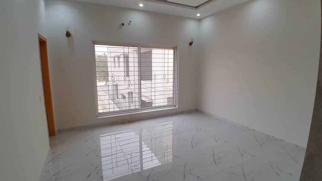 BRAND NEW 10 MARLA HOUSE ON 60 Ft ROAD NEAR JAMIA MASJID AL RASHEED AND VERY NEAR TO SPORTS COMPLEX 28