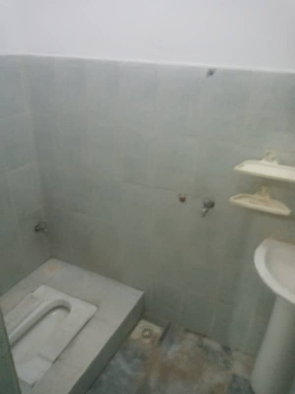 1 room washroom available for rent in khanna pull sanam chok 1