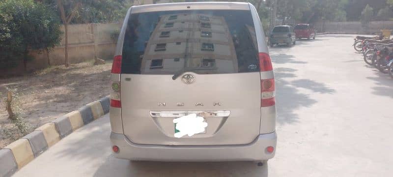 Toyota Noah 2004 1