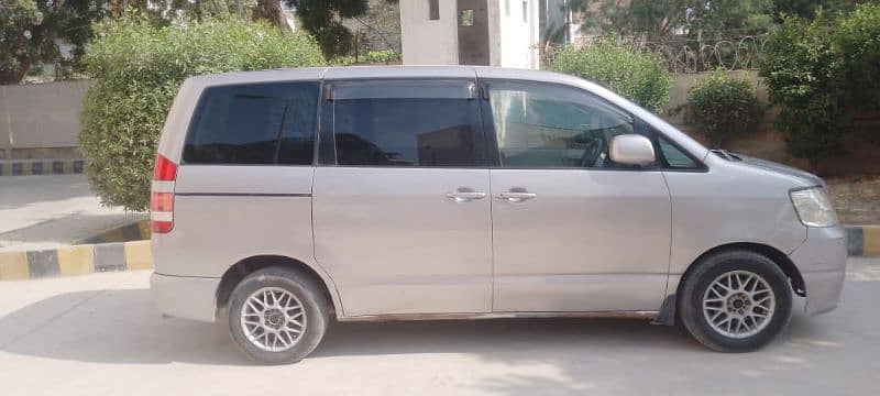 Toyota Noah 2004 2