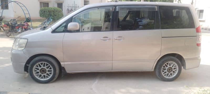 Toyota Noah 2004 3