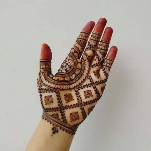 Mehandi Artist 4