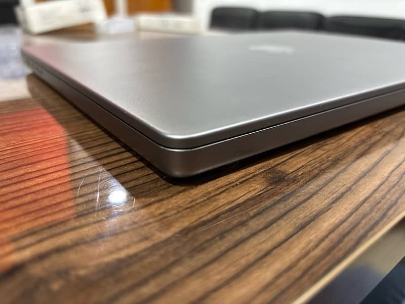 16 inch M1 2021 16 gb ram 1 Tb ssd 3