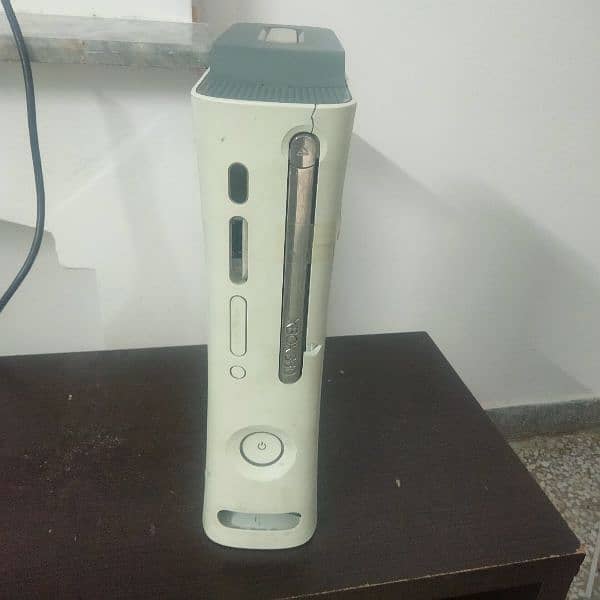 "Xbox 360 with Two Controllers, Jailbroken, Pre-Installed Games & CDs" 0