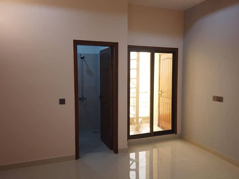 3Bed DDL 125 sq yd Villa FOR SALE at Precicnt-10B (All Amenities Nearby) Heighted Location Investor Rates 8