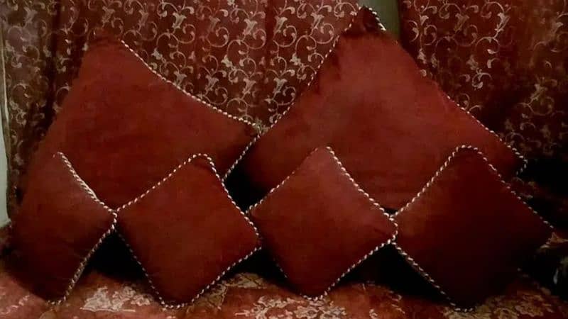 LARGE BEAUTIFUL PILLOW WITH SMALL CUSHIONS 0
