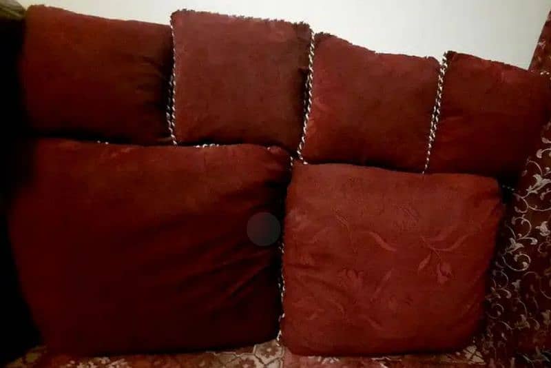LARGE BEAUTIFUL PILLOW WITH SMALL CUSHIONS 1