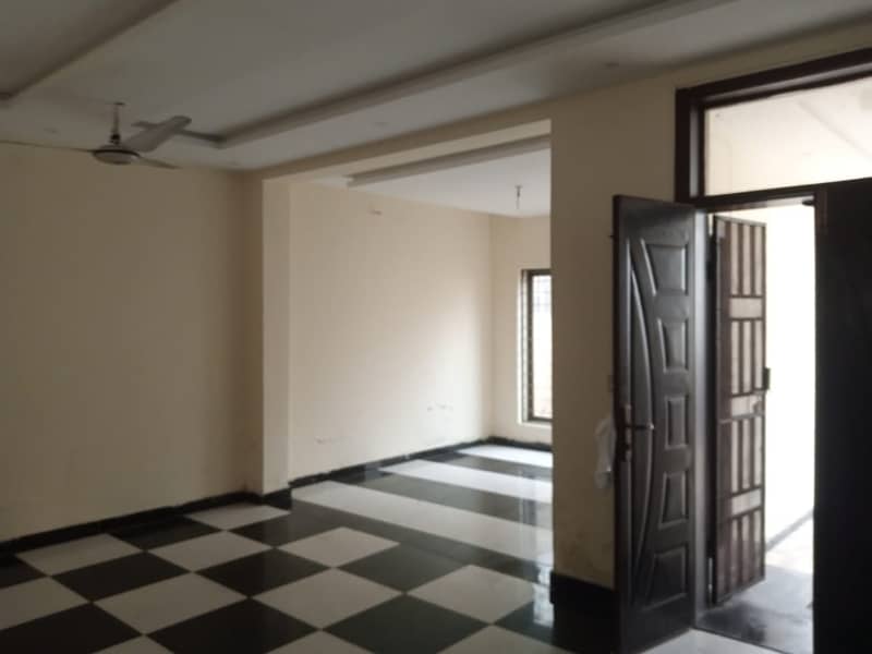 Upper Portion For Grabs In 3 Marla Nawab Town 0