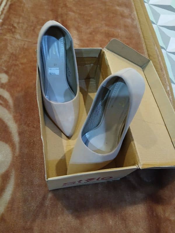 one pair of coat shoe size 37 2