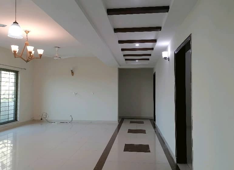 Prime Location Askari 11 - Sector B Apartments Flat Sized 10 Marla For Sale 2