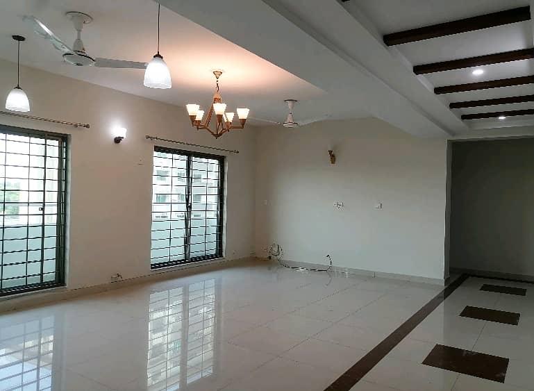 Prime Location Askari 11 - Sector B Apartments Flat Sized 10 Marla For Sale 4