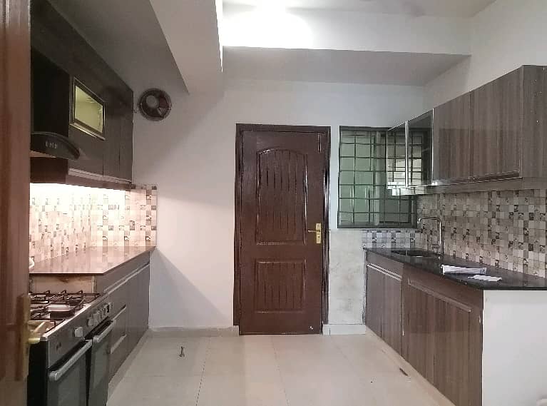 10 Marla Flat For sale In Rs. 35000000 Only 6