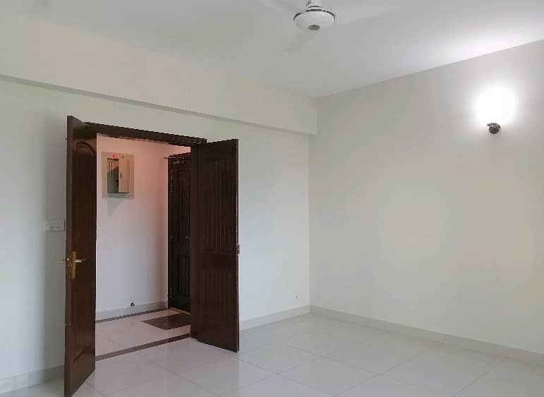 10 Marla Flat For sale In Rs. 35000000 Only 7