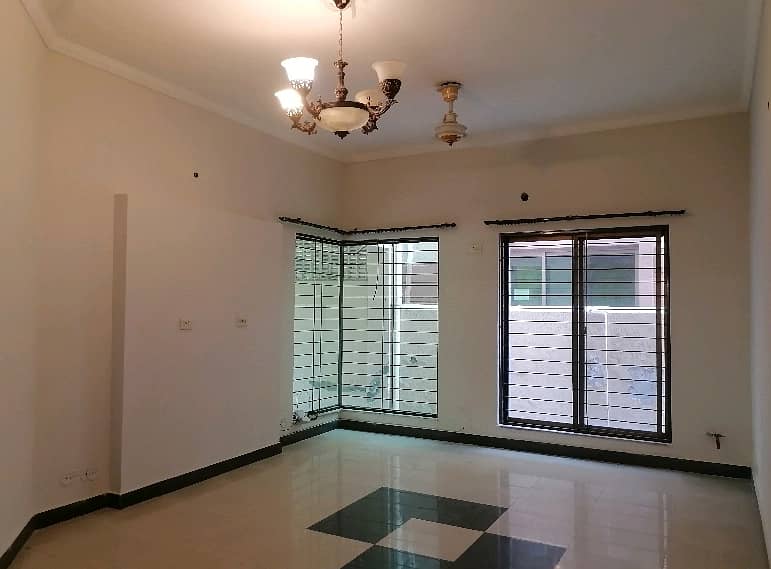 10 Marla House For rent Is Available In Askari 11 - Sector B 4