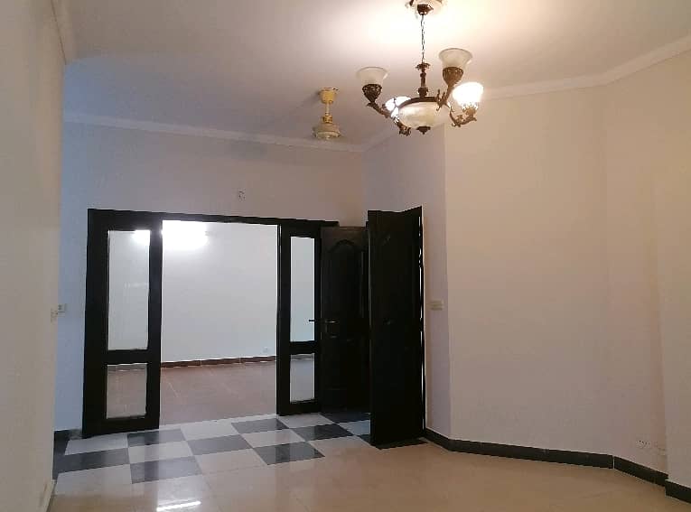 10 Marla House For rent Is Available In Askari 11 - Sector B 6