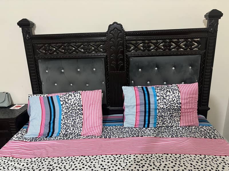 King size bed |bed set with two side tables and dressing table 0