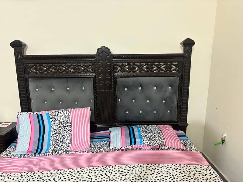 King size bed |bed set with two side tables and dressing table 4