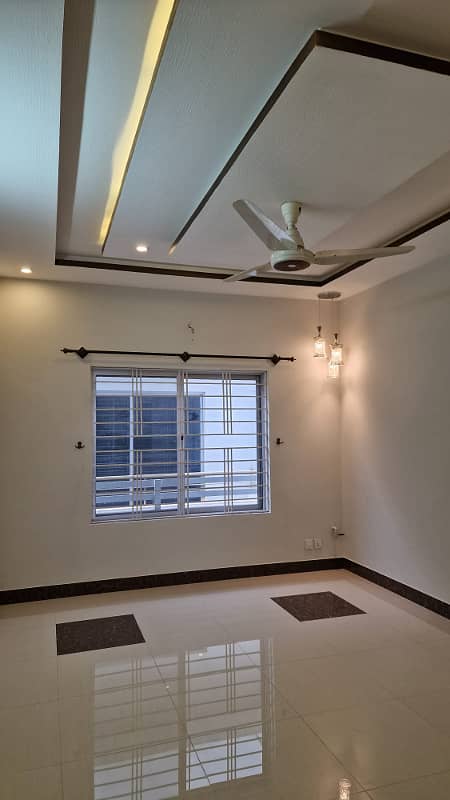 G11 SPACIOUS ONE KANAL UPPER PORTION FOR RENT NEAR PARK 3