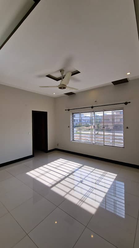 G11 SPACIOUS ONE KANAL UPPER PORTION FOR RENT NEAR PARK 8