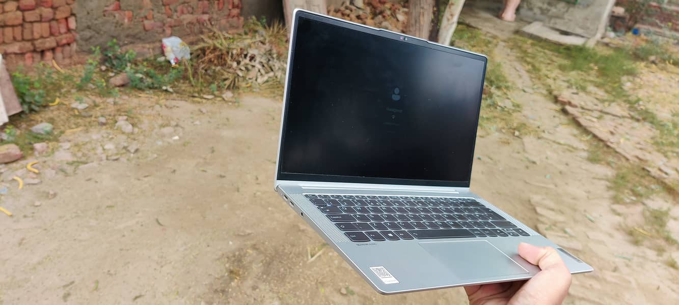 LENOVO'S IDEAPAD 4G LTE SNAPDRAGON 8C 4GB 128GB SSD 8