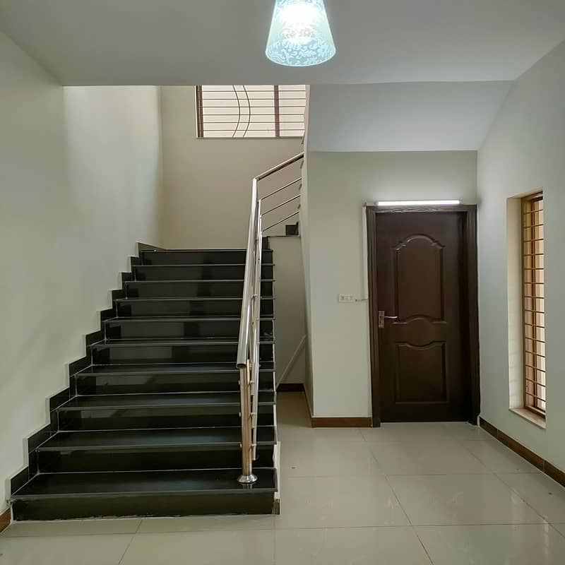 BEAUTIFUL LOCATION 17 Marla 4 Bed House For Sale In Askari 10 Lahore Cant 1