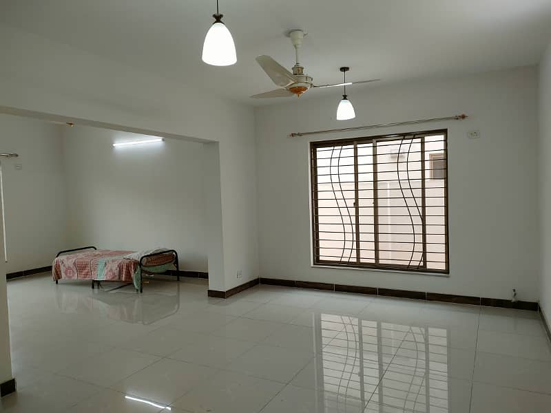 BEAUTIFUL LOCATION 17 Marla 4 Bed House For Sale In Askari 10 Lahore Cant 8