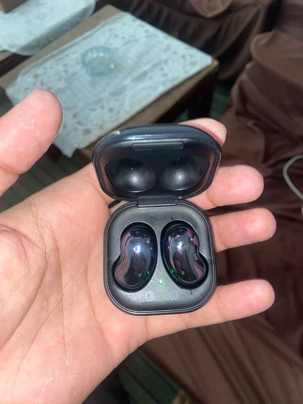 Samsung Galaxy Buds Live 0