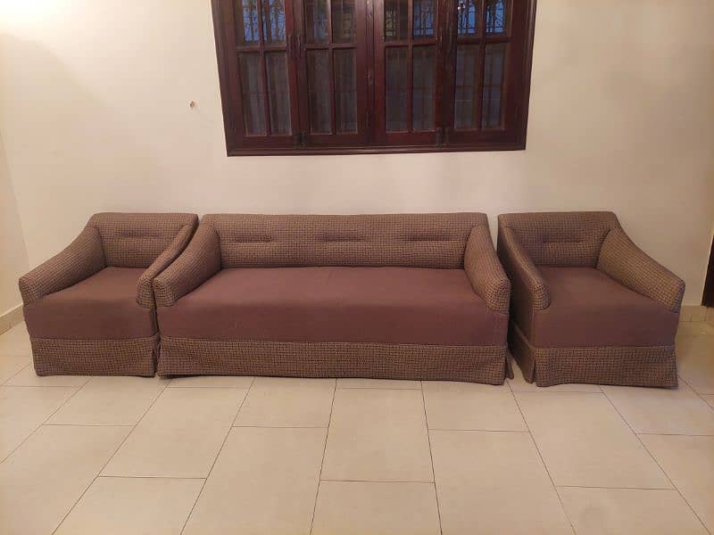 URGENT SALE. 5 SEATER SOFA SET.  NEWLY FOAM AND CLOTH CHANGED. 0