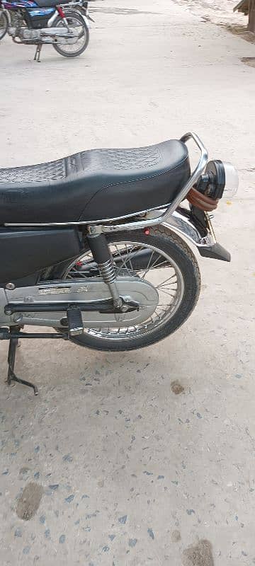 Honda 125 for sale urgently 2nd owner hn  mry name py ha 6