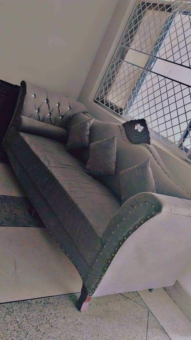 5 seater sofa set in almost new condition 1