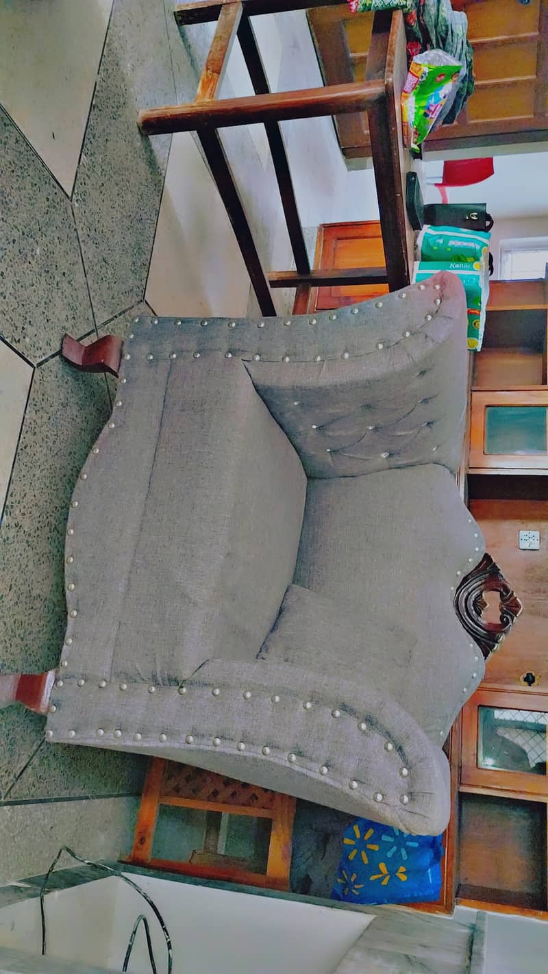 5 seater sofa set in almost new condition 3