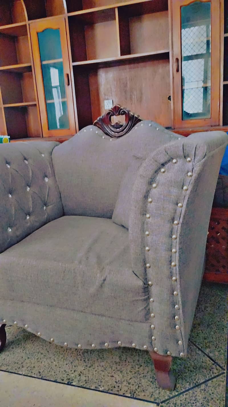 5 seater sofa set in almost new condition 4