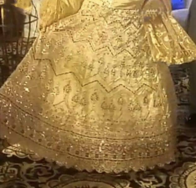 golden lehnga for mehndi 1