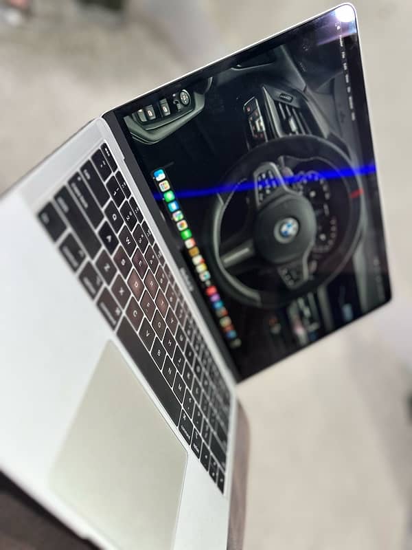 MACBOOK Air 13inch 9