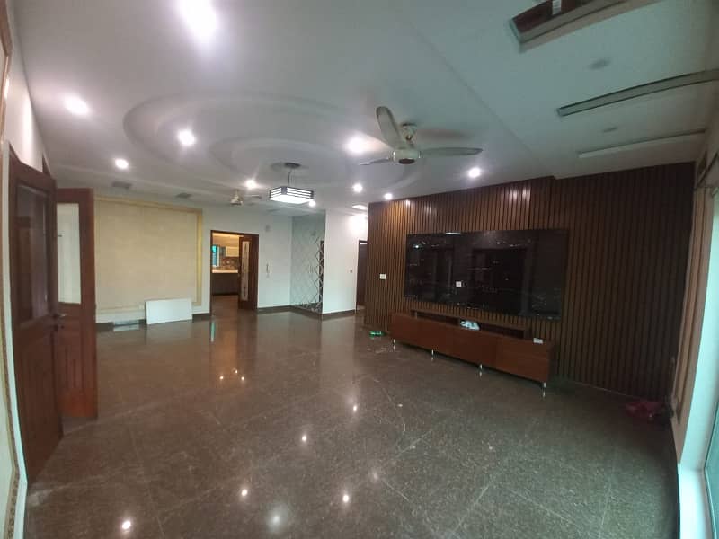 Spacious 1 Kanal House for Rent in Sector E, Bahria Town, Lahore Prime Location, Modern Amenities 12