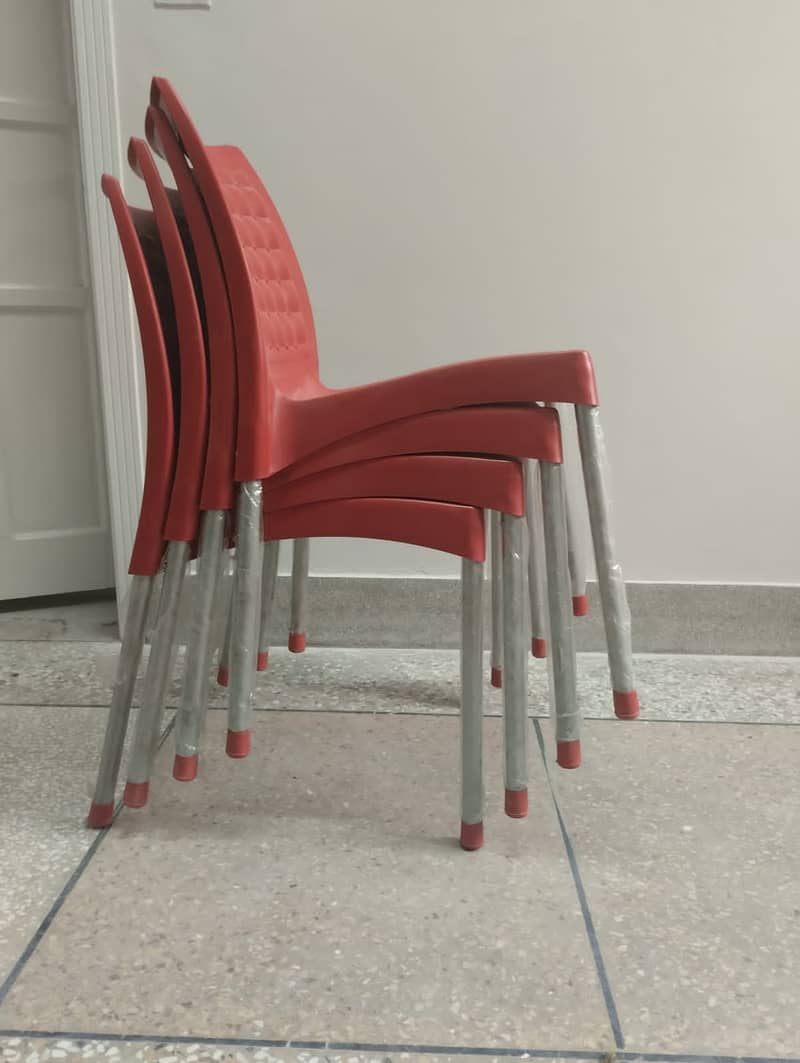 Brand new hard plastic chairs 0