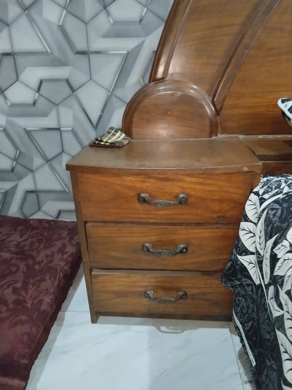 Double size bed and dressing table 3