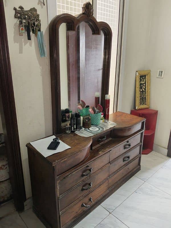 Double size bed and dressing table 4