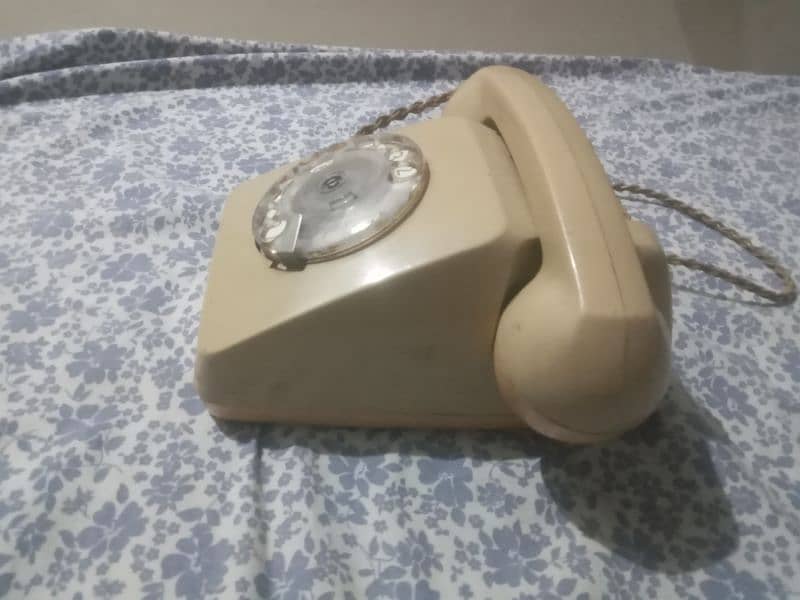 antique telephone in working condition 1