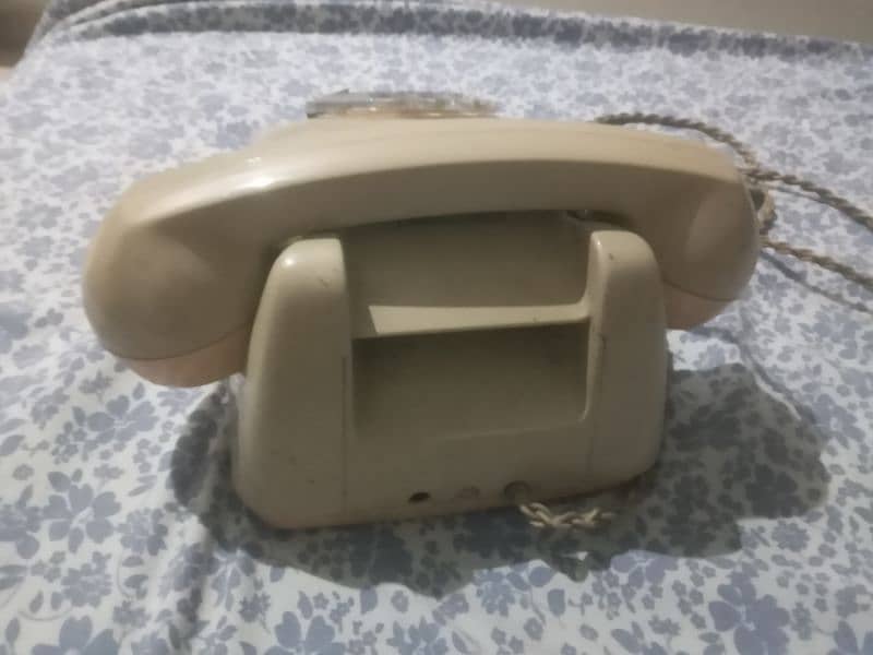 antique telephone in working condition 2