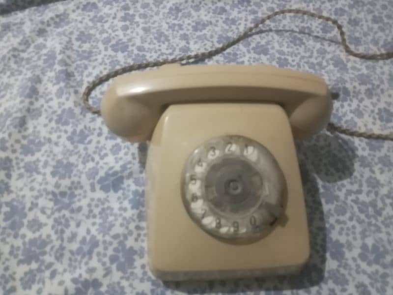 antique telephone in working condition 3