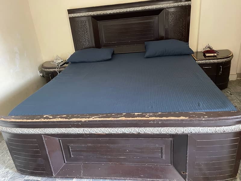 KING SIZE BED WITH DRESSING TABLE AND SIDE TABLE 1