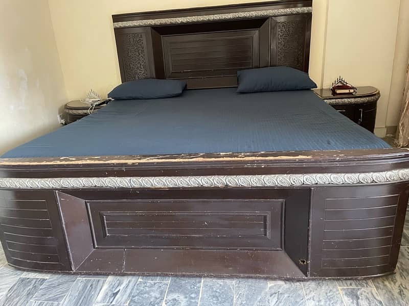 KING SIZE BED WITH DRESSING TABLE AND SIDE TABLE 11