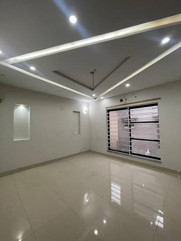 10 MARLA LIKE NEW UPPER PORTION AVAILEBAL FOR RENT IN BAHRIA TOWN LAHORE 1