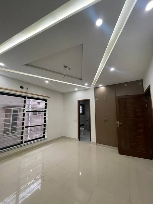 10 MARLA LIKE NEW UPPER PORTION AVAILEBAL FOR RENT IN BAHRIA TOWN LAHORE 9