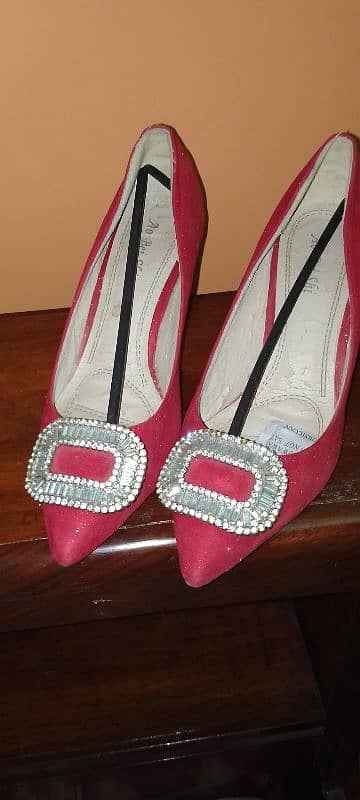 red glitterey shoes 0